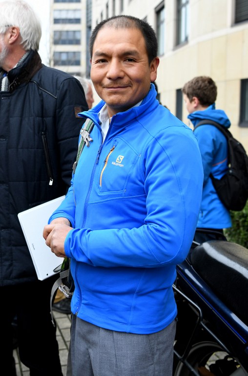 Peruvian farmer and mountain guide Saul Luciano Lliuya speaks with journalists as he arrives at the regional court in Essen, western Germany, prior to his hearing on November 24, 2016. Saul Luciano Lliuya accuses German energy giant RWE of contributing to the climate change that has caused glacial melting in the Andes, threatening his home and livelihood. / AFP PHOTO / PATRIK STOLLARZ