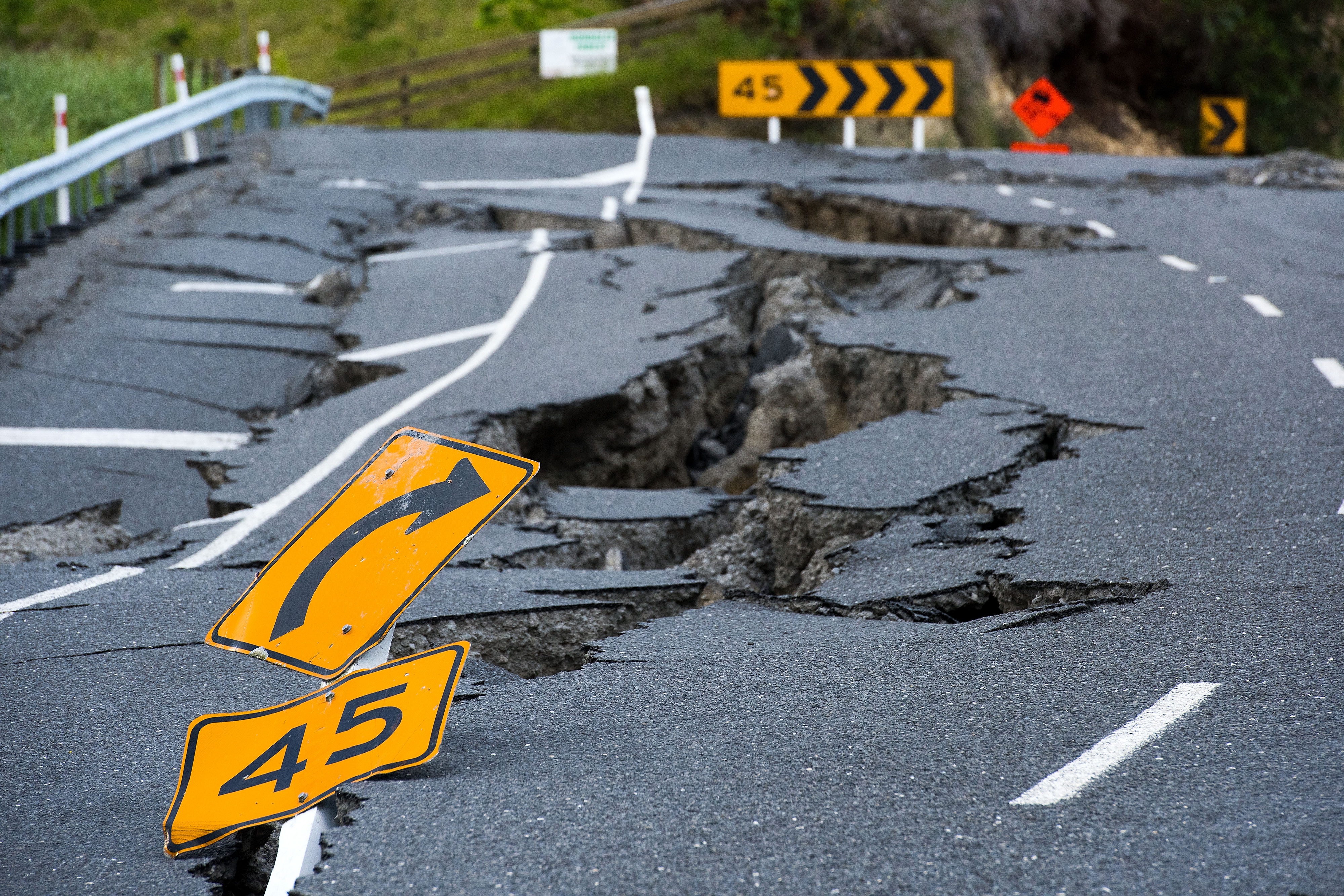 Earthquake damage to State Highway 1 is seen south of Kaikoura on November 16, 2016.  Rescue efforts after a devastating earthquake in New Zealand intensified on November 16 as a fleet of international warships began arriving in the disaster zone. / AFP PHOTO / Marty MELVILLE