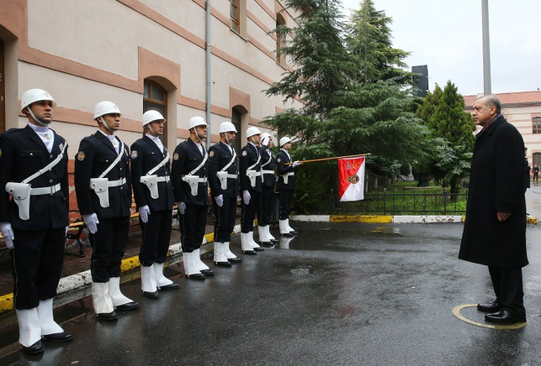 This handout picture released on December 12, 2016 by Turkish Presidential Press Office shows Turkish President Recep Tayyip Erdogan (R) visiting Istanbul riot police headquarters in Istanbul. The death toll from the Istanbul twin bombings near the major football stadium has risen to 44, Turkish Health Minister Recep Akdag said on December 12.   / AFP PHOTO / TURKISH PRESIDENTIAL PRESS OFFICE / KAYHAN OZER / RESTRICTED TO EDITORIAL USE - MANDATORY CREDIT "AFP PHOTO / TURKISH PRESIDENTIAL PRESS OFFICE / KAYHAN OZER" - NO MARKETING NO ADVERTISING CAMPAIGNS - DISTRIBUTED AS A SERVICE TO CLIENTS