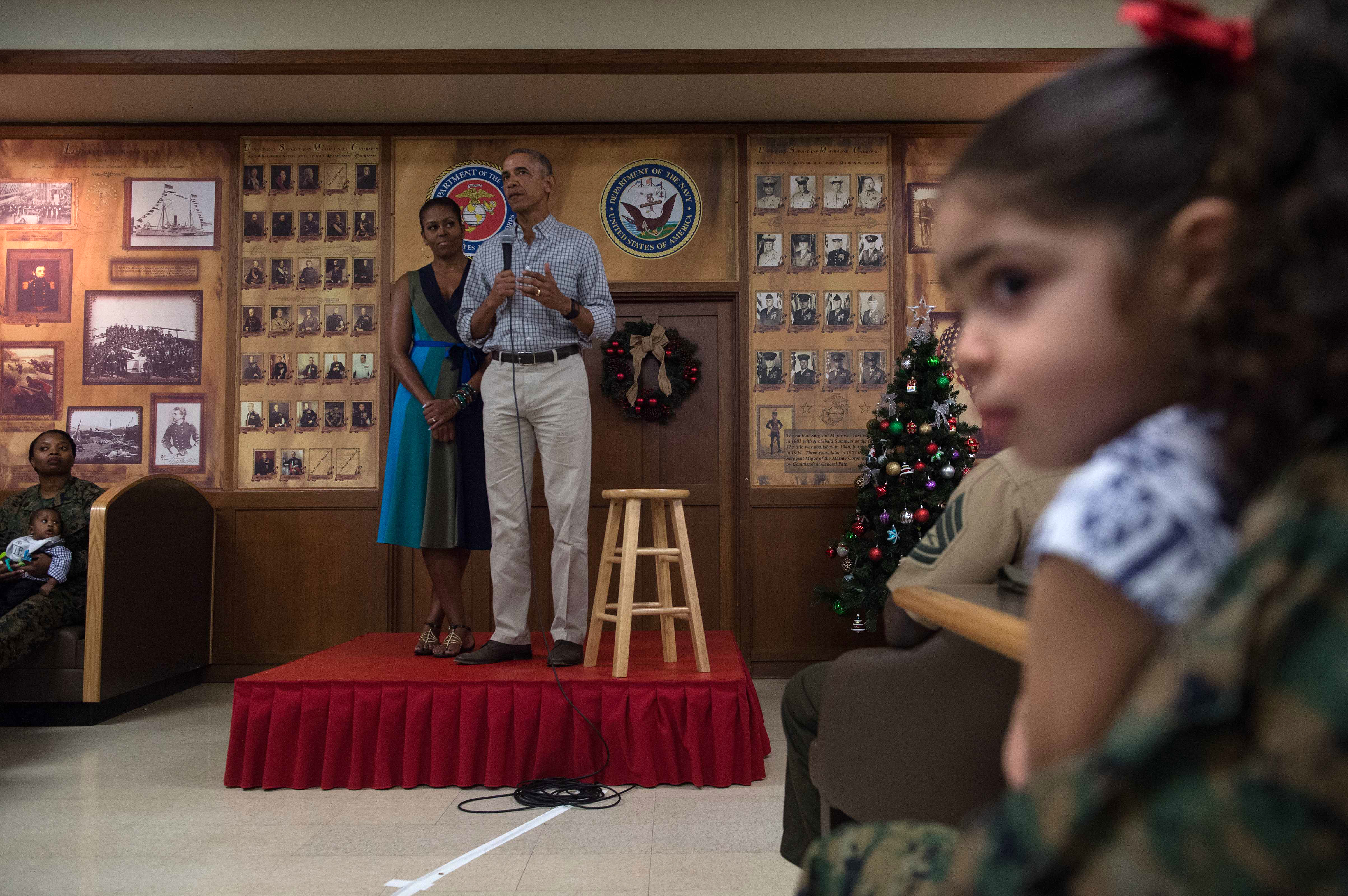 US President Barack Obama addresses troops with First Lady Michelle Obama at Marine Corps Base Hawaii in Kailua on December 25, 2016. / AFP PHOTO / NICHOLAS KAMM