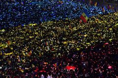 People protest in front of the government headquarters in Bucharest, against the controversial corruption decrees on February 12, 2017. / AFP PHOTO / Daniel MIHAILESCU