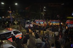 Pakistani police and rescue officials gather as they inspect the site of a bomb explosion in Lahore on February 13, 2017. An explosion killed at least one person and injured 22 in Pakistan's teeming eastern city Lahore on February 13, officials said, sending onlookers fleeing and shattering a growing sense of security in the provincial capital. / AFP PHOTO / ARIF ALI