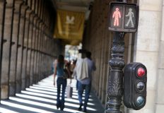 (FILES) This file photo taken on June 07, 2009 shows people walking past a traffic light in Paris. Culture largely determines how we cross a street, figures in a study published on February 15, 2017 show: Many French do not hesitate to cross a street although the traffic light is red, whereas the Japanese are very unlikely to cross a red light, especially in the presence of other pedestrians. / AFP PHOTO / LOIC VENANCE