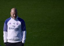 Real Madrid's French coach Zinedine Zidane attends a training session at Valdebebas Sport City in Madrid on February 17, 2017 on the eve of their Liga's football match against Espanyol. / AFP PHOTO / PIERRE-PHILIPPE MARCOU