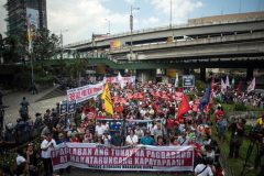 Activists march on the EDSA highway on their way to protest in front of the Armed Forces of the Philippines (AFP) headquarters in Manila on February 25, 2017, during the 31st anniversary of the "People Power" revolution. More than 1,000 people took to the streets of Manila on February 25 to protest Philippine President Rodrigo Duterte's brutal war on drugs, following the arrest of his most high-profile critic. / AFP PHOTO / Noel CELIS