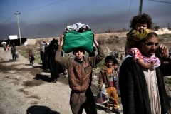 Displaced Iraqis flee the city of Mosul as Iraqi forces fight jihadists on February 26, 2017 during an operation to retake the city from Islamic State (IS) group fighters. / AFP PHOTO / ARIS MESSINIS