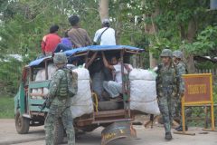 Philippine marines inspect a passenger jeepney at a military check point along a highway in Indanan town, Sulu province in southern island of Mindanao on February 27, 2017, after reports of the beheading of German national Jurgen Kantner by the Abu Sayyaf group. Islamic militants in the Philippines have beheaded the German hostage they were holding for ransom, the government in Manila said February 27. / AFP PHOTO / NICKEE BUTLANGAN