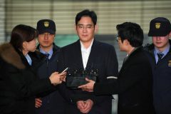 (FILES) In a file photo taken on February 22, 2017 Lee Jae-Yong (C), vice chairman of Samsung Electronics, arrives for questioning at the office of a special prosecutor investigating a corruption scandal in Seoul. The heir to the Samsung empire and four other top executives from the world's biggest smartphone maker were indicted February 28, 2017 on multiple charges including bribery and embezzlement, South Korean prosecutors said. / AFP PHOTO / JUNG YEON-JE