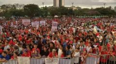 More than 200,000 attend a rally expressing support for President Rodrigo Duterte at the Quirino Grandstand in Rizal Park, Manila held on the 31st anniversary of the EDSA People Power revolution. (Eagle News Service)