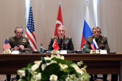 This handout photo taken and released on March 7, 2017 by the Turkish Millitary Press Service shows Chief of the General Staff of the Turkish Armed Forces, Hulusi Akar (C), US Chariman of the Joint Staff General Joseph Dunford (L) and Russian Chief of General Staff General Valery Gerasimov (R) during a meeting in Antalya. Turkish, Russian and US army chiefs held talks on March 7, 2017 in the southern Turkish city of Antalya to discuss regional issues including Iraq and Syria, the Turkish army said.  / AFP PHOTO / TURKISH MILITARY PRESS OFFICE / - / RESTRICTED TO EDITORIAL USE - MANDATORY CREDIT "AFP PHOTO /  TURKISH MILITARY PRESS OFFICE" - NO MARKETING NO ADVERTISING CAMPAIGNS - DISTRIBUTED AS A SERVICE TO CLIENTS