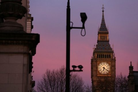 CCTV cameras are pictured in front of the Elizabeth Tower at the Houses of Parliament in Westminster, central London on March 22, 2017, in the aftermath of a terror incident. At least three people were killed and 20 injured in a "terrorist" attack in the heart of London Wednesday when a man mowed down pedestrians on a bridge, then stabbed a police officer outside parliament before being shot dead. Police guarding the iconic House of Commons building shot the man but several people were left with "catastrophic" injuries on Westminster Bridge, a busy traffic junction popular with tourists with views of Big Ben. / AFP PHOTO / DANIEL LEAL-OLIVAS