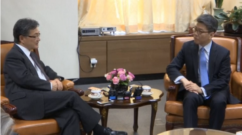 U.S. Special Representative for North Korea Policy, Joseph Yun, meets his South Korean counterpart Kim Hong-kyun in Seoul to discuss a response to North Korea's weapons program.(photo grabbed from Reuters video)