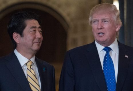 US President Donald Trump and Japanese Prime Minister Shinzo Abe pose for photos at Trump's Mar-a-Lago resort in Palm Beach, Florida, on February 11, 2017 prior to dinner. / AFP PHOTO / NICHOLAS KAMM