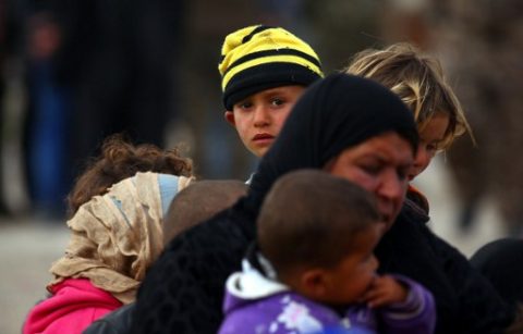 Displaced Syrians, who fled the Islamic State (IS) group stronghold of Raqa, arrive at a temporary camp in the village of Ain Issa on March 31, 2017. / AFP PHOTO / DELIL SOULEIMAN