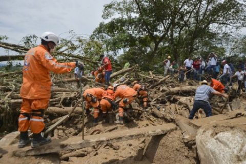 Rescuers search for victims following mudslides caused by heavy rains in Mocoa, Putumayo department, southern Colombia on April 2, 2017. The death toll from a devastating landslide in the Colombian town of Mocoa stood at around 200 on Sunday as rescuers clawed through piles of muck and debris in search of survivors. / AFP PHOTO / LUIS ROBAYO