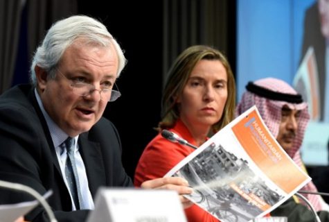 United Nations humanitarian aid chief Stephen O'Brien (L) speaks, flanked by the High Representative of the European Union for Foreign Affairs and Security Policy and Vice-President of the European Commission Federica Mogherini, during a press conference on the Syria crisis, at the European Commission, in Brussels, on April 5, 2017.  The EU and UN on April 5, 2017 rallied donor countries and aid groups to support a devastated Syria at a conference overshadowed by a suspected chemical attack blamed by the West on Damascus / AFP PHOTO / JOHN THYS