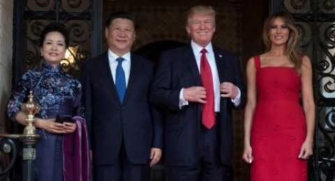 US First Lady Melania Trump (R) and President Donald Trump (2nd R) pose with Chinese President Xi Jinping (2nd L) and his wife Peng Liyuan (L) upon their arrival to the Mar-a-Lago estate in West Palm Beach, Florida, on April 6, 2017. / / AFP PHOTO / JIM WATSON