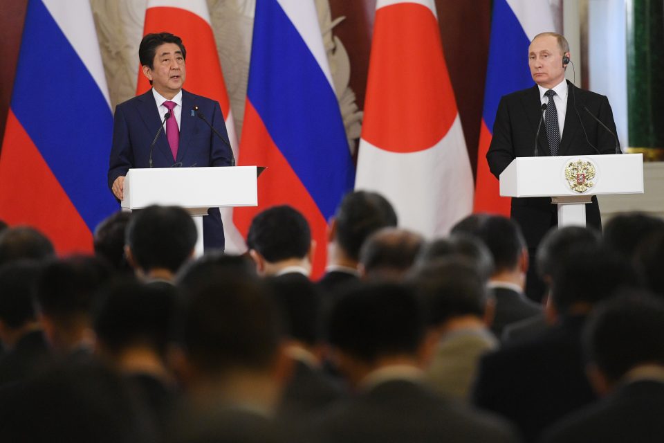 Russian President Vladimir Putin (R) and Japanese Prime Minister Shinzo Abe give a press conference following their meeting at the Kremlin in Moscow on April 27, 2017. / AFP PHOTO / Natalia KOLESNIKOVA