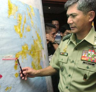 Philippine military chief General Roy Cimatu shows the location on the map during the press conference 07 June 2002 in Military Headquarters in Manila where the US couple and a Filipina nurse Ediborah Yap attempt by the Philippine military to rescue them from Abu Sayyaf Muslim rebels after more than a year of captivity ended in tragedy near the town of Sirawai in the Zamboanga peninsula. A US missionary Martin Burnham and a Filipina nurse were killed Friday.  AFP PHOTO/Joel NITO / AFP PHOTO / JOEL NITO