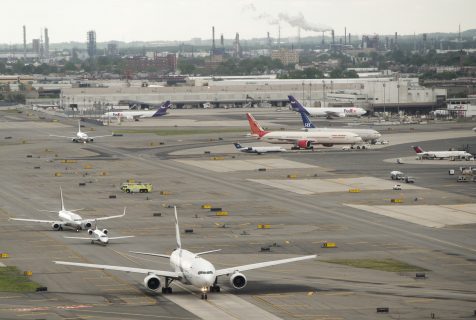 Airplanes are seen at Newark Liberty International Airport in Newark, New Jersey, May 15, 2016. / AFP PHOTO / SAUL LOEB