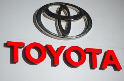 The logo for Toyota is seen during the 2017 North American International Auto Show in Detroit, Michigan, January 9, 2017. / AFP PHOTO / SAUL LOEB