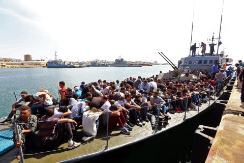 Illegal immigrants, who were rescued by the Libyan coastguard in the Mediterranean off the Libyan coast, arrive at a naval base in the capital Tripoli on May 10, 2017. / AFP PHOTO / MAHMUD TURKIA