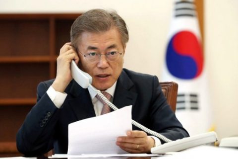 South Korea's new President Moon Jae-In talks over the telephone with Chinese leader Xi Jinping at the presidential Blue House in Seoul on May 11, 2017. Chinese leader Xi Jinping and new South Korean president Moon Jae-In agreed on May 11 that denuclearising North Korea was a "common goal" between them, Moon's office said. / AFP PHOTO / YONHAP / str / - South Korea OUT / REPUBLIC OF KOREA OUT NO ARCHIVES RESTRICTED TO SUBSCRIPTION USE