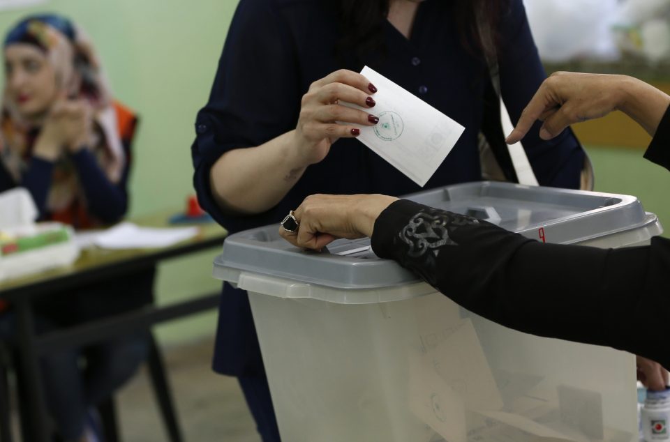 A Palestinian woman casts her ballot during the municipal elections in the West Bank city of Ramallah on May 13, 2017. / AFP PHOTO / ABBAS MOMANI