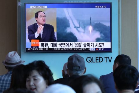 People watch a television news programme, showing file footage of a North Korean missile launch, at a railway station in Seoul on May 14, 2017. North Korea fired a ballistic missile on May 14 in an apparent bid to test the South's new liberal president and the US which have both signalled an interest in negotiations to ease months of tensions. / AFP PHOTO / YONHAP / str / - South Korea OUT / REPUBLIC OF KOREA OUT NO ARCHIVES RESTRICTED TO SUBSCRIPTION USE