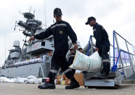 Indian Navy troops offload emergency supplies from the Indian ship Kirch at Colombo harbour in Colombo on May 27, 2017.  Indian medical teams and emergency relief arrived in Sri Lanka on May 27 as the monsoon-related death toll reached 100 and authorities warned of more flooding in low-lying areas. / AFP PHOTO / ISHARA S. KODIKARA