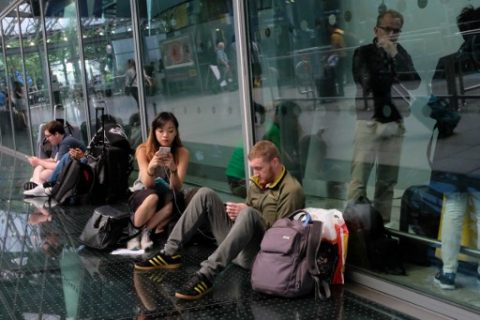 Travellers wait stranded outside Heathrow Airport Terminal 5 after British Airways flights where cancelled at Heathrow Airport in west London on May 27, 2017. British Airways said May 27 that it had cancelled all its flights out of major London airports Heathrow and Gatwick after an IT systems failure, warning people not to travel to the congested hubs. People saying that they are not allowed to enter the terminal. / AFP PHOTO / Daniel Leal-Olivas