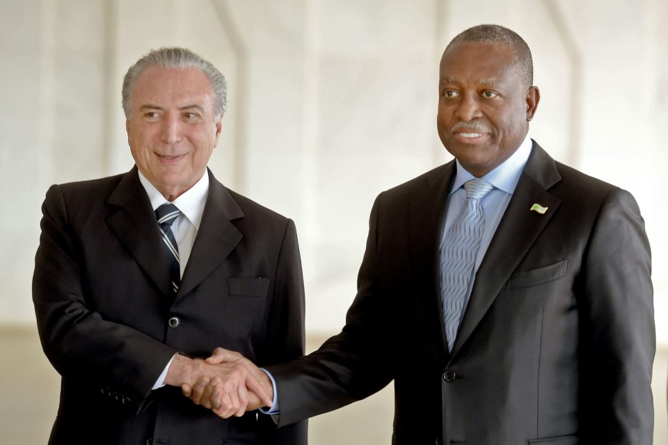 Brazilian President Michel Temer (L) and Angola's Vice-President Manuel Domingos Vicente shake hands during the opening ceremony of the two-day XI Conference of Heads of State and Government of the Community of Portuguese Language Countries (CPLP) at Itamaraty Palace in Brasilia on October 31, 2016. / AFP PHOTO / EVARISTO SA