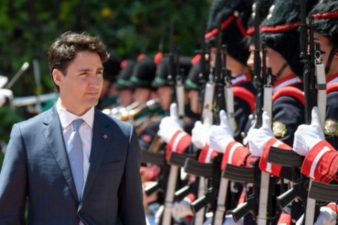 Canadian Prime Minister Justin Trudeau reviews the troops before a meeting with his Italian counterpart at the Villa Madama in Rome on May 30, 2017. / AFP PHOTO / ANDREAS SOLARO