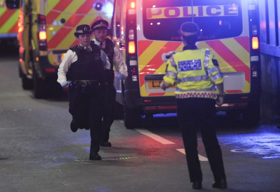 Police officers run at the scene of an apparent terror attack on London Bridge in central London on June 3, 2017. Armed police fired shots after reports of stabbings and a van hitting pedestrians on London Bridge on Saturday in an incident reminiscent of a terror attack in March just days ahead of a general election. / AFP PHOTO / DANIEL SORABJI