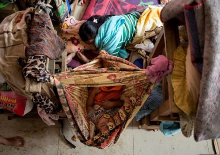 Evacuees from Marawi City camp rest at the Saguiaran Townhall in Lanao del Sur on the southern island of Mindanao on June 5, 2017. Efforts to rescue up to 2,000 civilians trapped in fighting between government forces and Islamist militants in a Philippine city failed on June 4 when a proposed truce ended in a hail of gunfire and explosions, authorities and witnesses said. / AFP PHOTO / NOEL CELIS