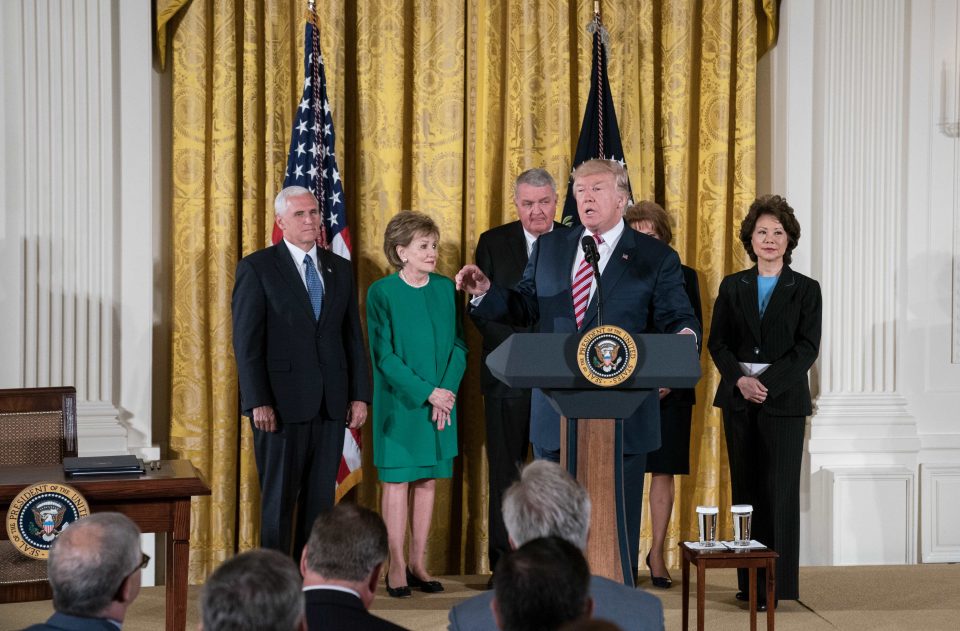 US President Donald Trump announces the Air Traffic Control Reform Initiative in the East Room at the White House in Washington, DC, on June 5, 2017. / AFP PHOTO / NICHOLAS KAMM