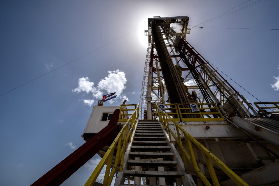 A Cuban flag waves atop the control room of the Varadero 1.008 oil drilling tower in Boca de Camarioca, Matanzas Province, Cuba, on May 26, 2017. The economic crisis hitting its ally Venezuela reduced the Cuban import of oil down to 40% of the quantity available until 2014, forcing Cuba's Cupet state-controlled oil company to seek new ways to increase its own meagre production. / AFP PHOTO / ADALBERTO ROQUE