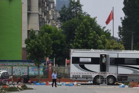 Police officers stand outside a kindergarten where an explosion killed 8 people and injured dozens a day earlier, in Fengxian, in China's eastern Jiangsu province on June 16, 2017. Chinese police said on June 16 the explosion that killed eight people outside a kindergarten was caused by a makeshift bomb and the bomber died in the blast. / AFP PHOTO / GREG BAKER