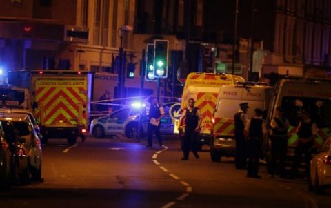 Ambulances arrive in the Finsbury Park area of north London where a vehichle hit pedestrians on June 19, 2017. Several people are injured, police said Monday, adding that one person had been arrested. / AFP PHOTO / Daniel LEAL-OLIVAS