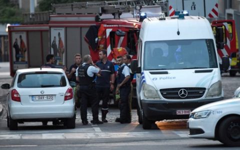 Police officials and firefighters speak on a street outside Gare Centrale in Brussels on June 20, 2017, after an explosion in the Belgian capital. A suspect shouted out "Allahu Akbar" (God is Greatest) before causing an explosion at a Brussels railway station, a witness said. / AFP PHOTO / Emmanuel DUNAND