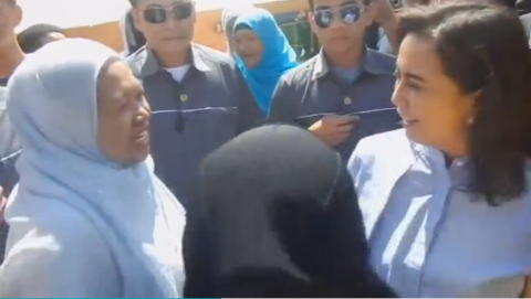 Vice President Leni Robredo visits Marawi evacuees staying in an evacuation center in Lanao del Norte. (Photo grabbed from Reuters video)