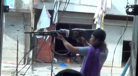 A Filipino Islamist extremist with a high-powered machine gun that recoils when fired, shown in a video released by the Islamic State-affiliated Amaq News Agency. (Photo grabbed from Reuters-provided video) 